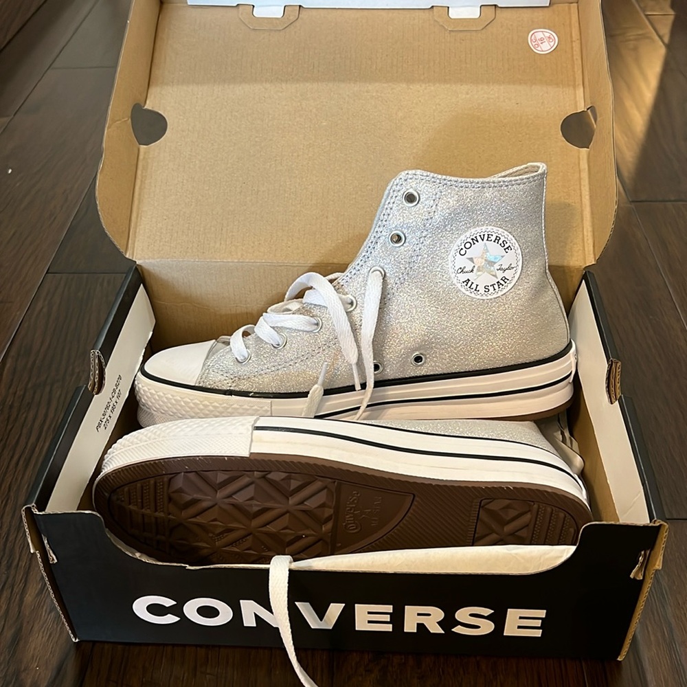 NIB chuck Taylor all star lift  Converse  high tops YOUTH 5
